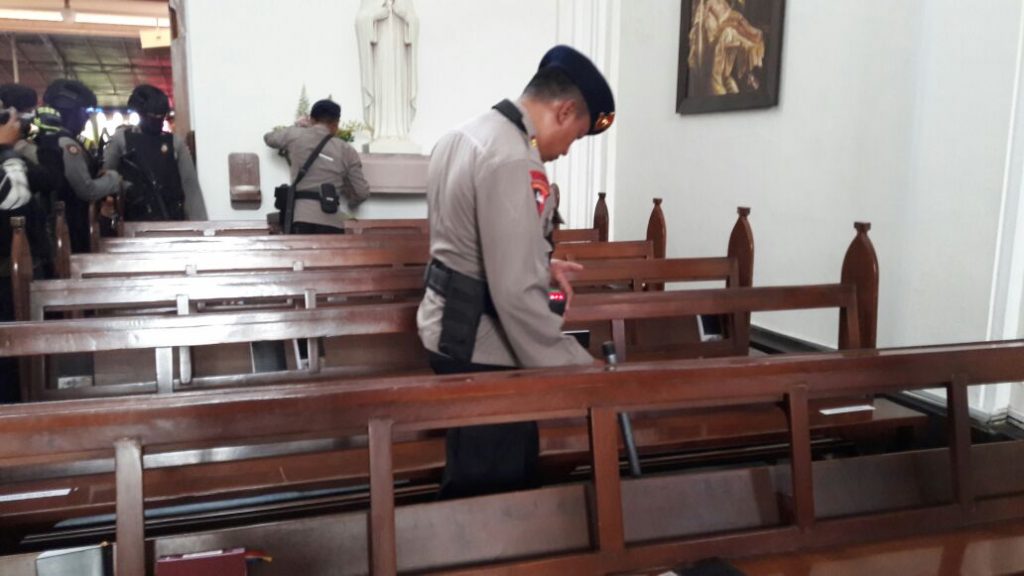 Amankan Natal, Jibom Polda Jabar Mulai Sisir Gereja Amankan Natal, Jibom Polda Jabar Mulai Sisir Gereja