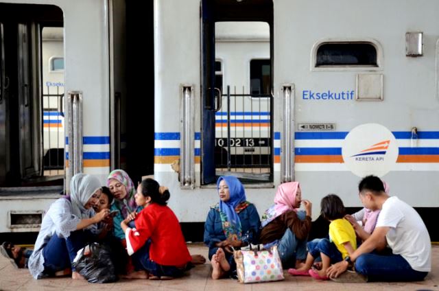 Jalur Keluar Padat, Jasa Marga Berlakukan Contraflow di Cikampek