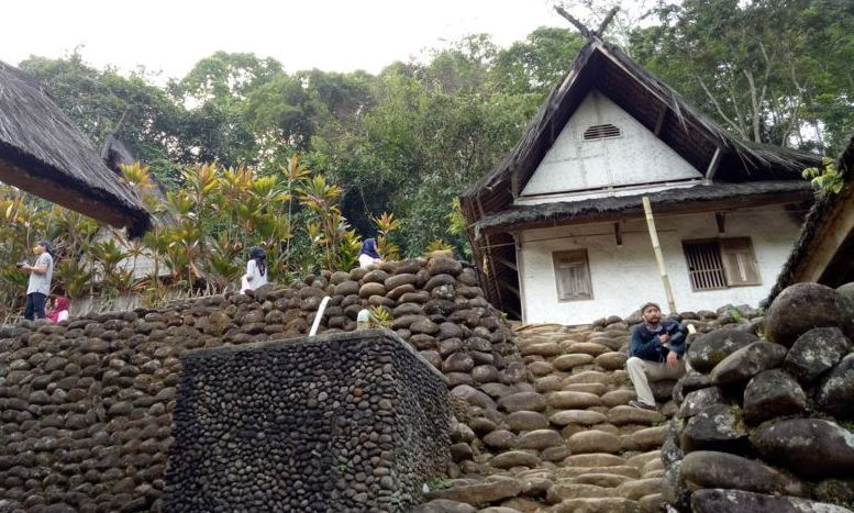 Rumah Panggung Wujud 3 Dunia