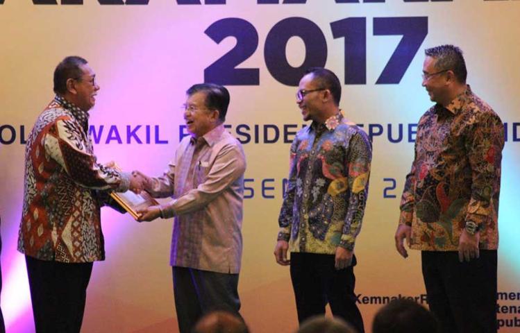 Raih Penghargaan 13 Hari Sekali Raih Penghargaan 13 Hari Sekali