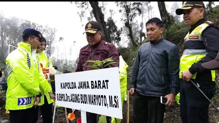 Kapolda Turut Tanam Tiga Juta Pohon di Ciwidey