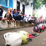Ketika Helm, Sandal, dan Botol Mengantre untuk Dapatkan E-KTP