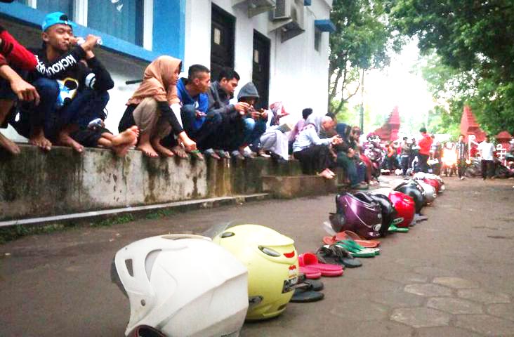 Ketika Helm, Sandal, dan Botol Mengantre untuk Dapatkan E-KTP