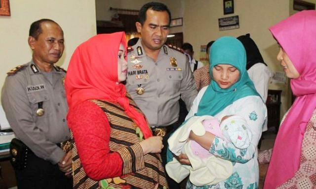 Bayi yang Dibuang Dirawat Bidan Desa