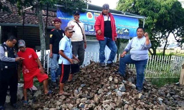 Warga Perbaiki Jalan, Dinas PUPR Hanya Ucapkan Terima kasih Warga Perbaiki Jalan, Dinas PUPR Hanya Ucapkan Terima kasih