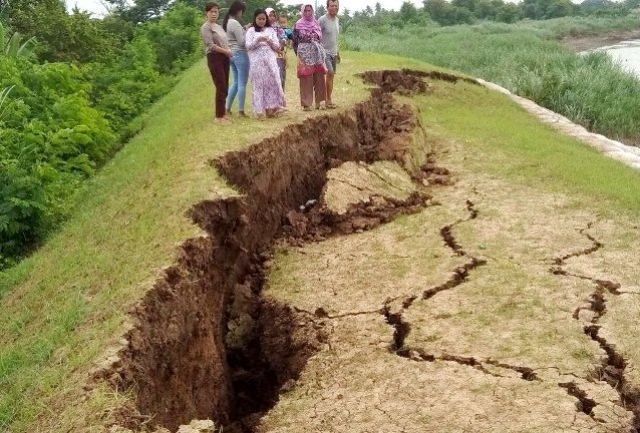 Tanggul Citarum Amblas 50 Meter Tanggul Citarum Amblas 50 Meter