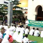 Guru Honorer Gelar Istighosah