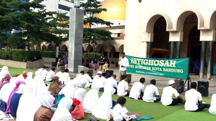 Guru Honorer Gelar Istighosah Guru Honorer Gelar Istighosah
