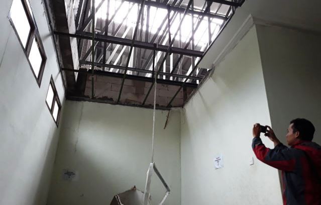 Angin Kencang Rusak Kantor Pemkab