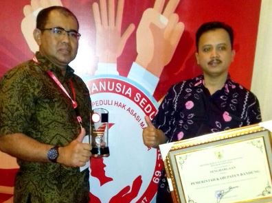 Pemkab Dapat Penghargaan Peduli HAM Pemkab Dapat Penghargaan Peduli HAM