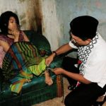 Depresi, Kaki Ratna Terpaksa Dirantai