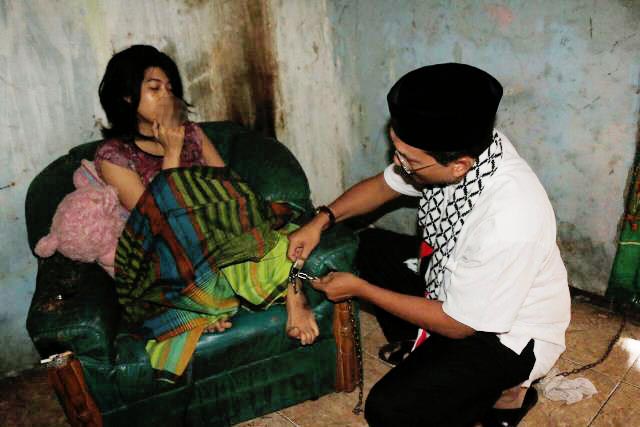 Depresi, Kaki Ratna Terpaksa Dirantai