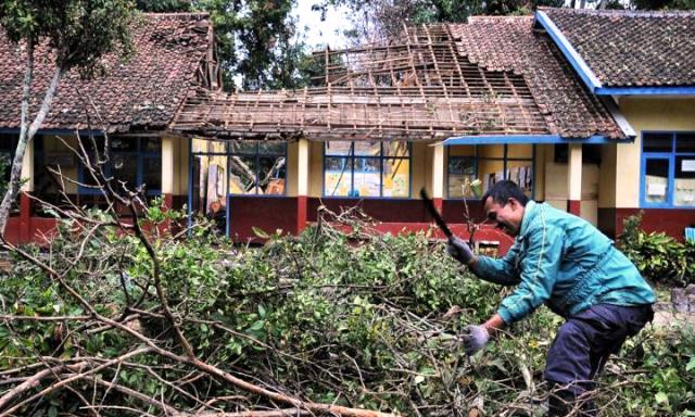 Gubernur Imbau Warga Waspada