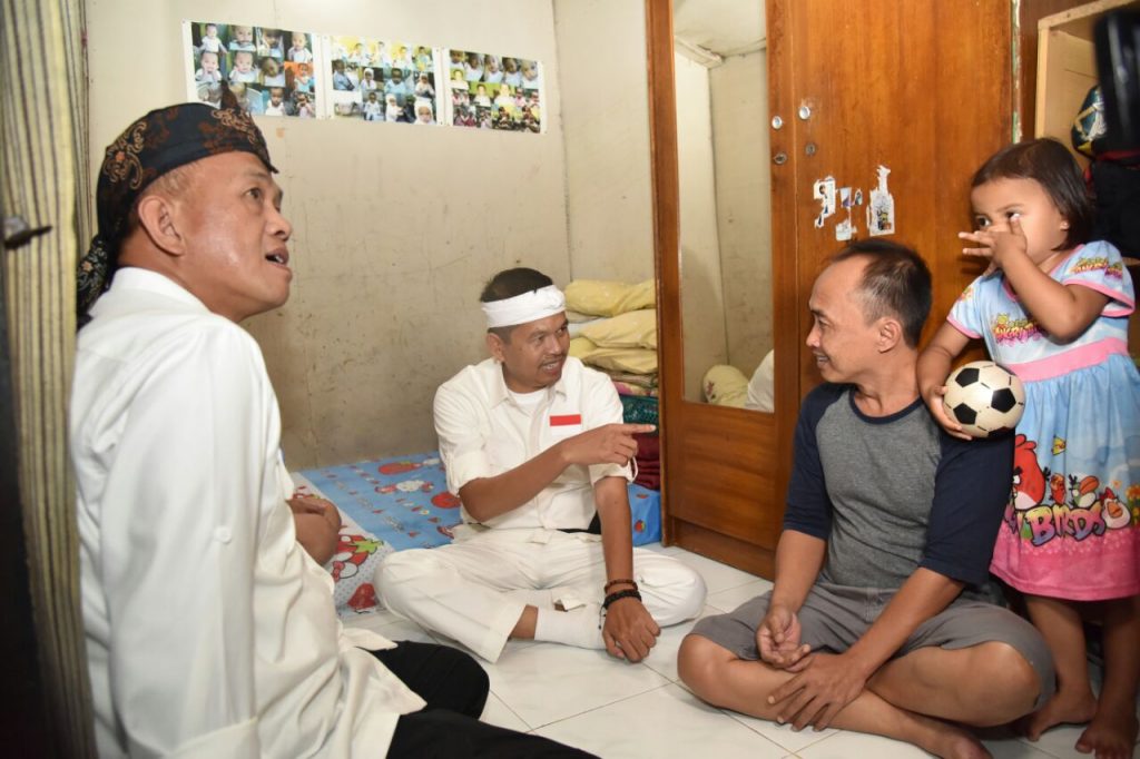 Mau Mendaftar ke KPU Jabar, Warga Minta Dedi Mulyadi Cek Rumah Penjual Kaos Persib