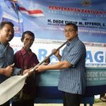 Dede Berikan Perahu Fiber untuk Korban Banjir