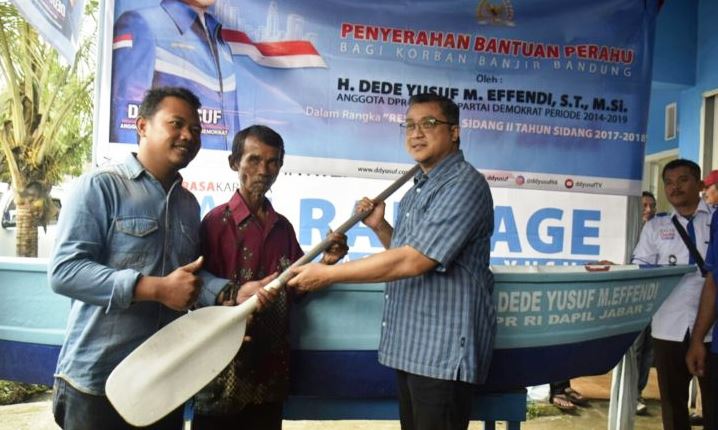 Dede Berikan Perahu Fiber untuk Korban Banjir