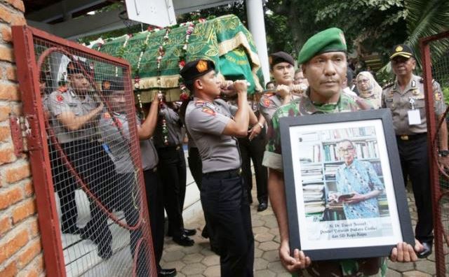 Makan Nasi Bungkus sebelum Rapat Redaksi Makan Nasi Bungkus sebelum Rapat Redaksi