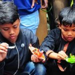 Anak-anak memainkan permainan tradisional dalam bentuk perahu kolotok (Foto: dok Jabarekpres)