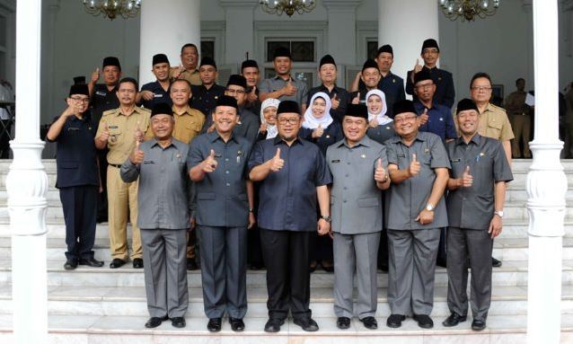 Gubernur Lantik Kasubbag TU SMA/SMK