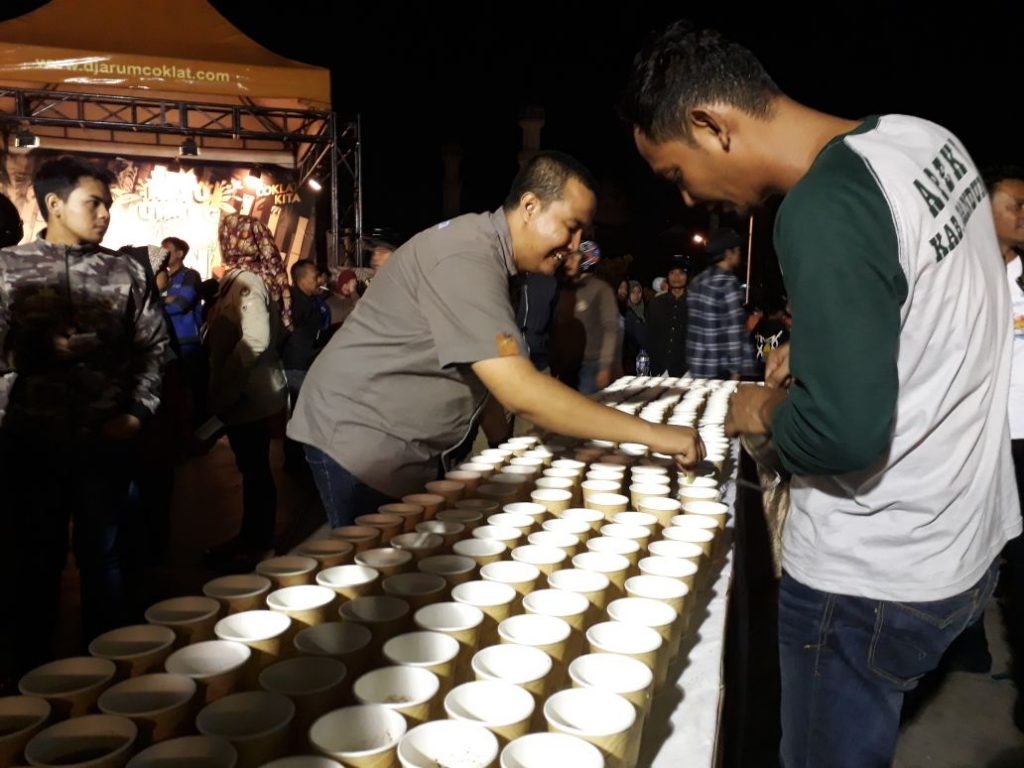 Suruput 2000 Cup Kopi, penghantar Tahun 2017 Suruput 2000 Cup Kopi, penghantar Tahun 2017