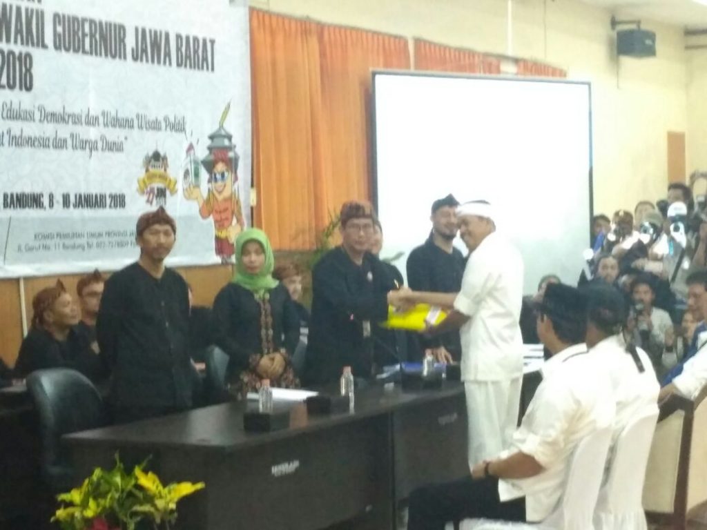 Ssst Syarat Masuk Ruang KPU, Jangan Cemberut