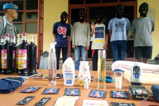 Pesta, Lima Orang Gay Diciduk Polisi
