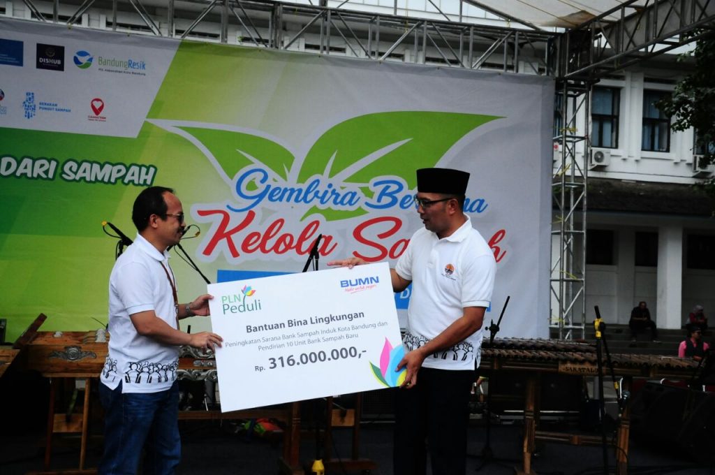 PLN Bantu Dirikan 10 Bank Sampah Baru di Kota Bandung PLN Bantu Dirikan 10 Bank Sampah Baru di Kota Bandung