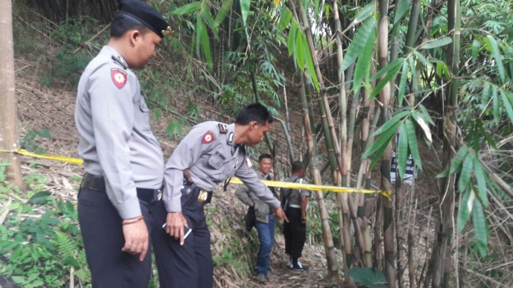 Warga Cibeber Temukan Granat Nanas Aktif Warga Cibeber Temukan Granat Nanas Aktif