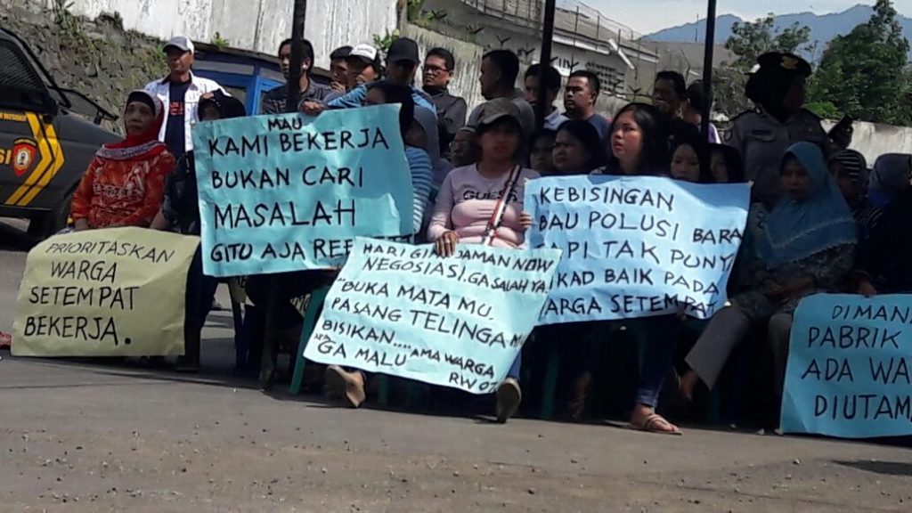 Puluhan Karyawan PT Mewah Niaga Jaya Ngaku di PHK Sepihak Puluhan Karyawan PT Mewah Niaga Jaya Ngaku di PHK Sepihak