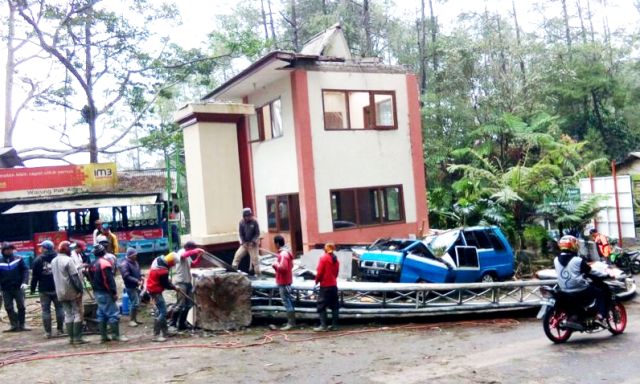 Pohon Tumbang Rusak Gapura Tangkubanparahu Pohon Tumbang Rusak Gapura Tangkubanparahu