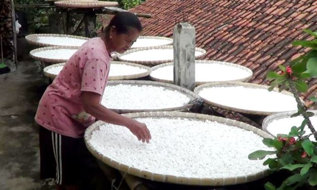 Pertahankan Tradisi Hanya Makan Rasi