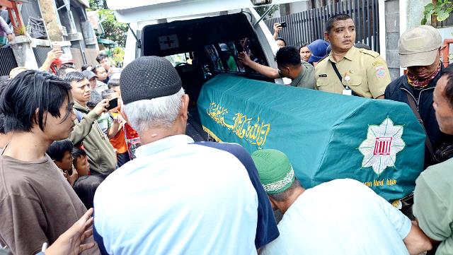 Neneng Dua Tahun Hidup Bersama Mayat