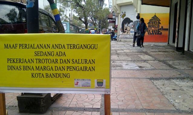 Proyek Trotoar Mangkrak