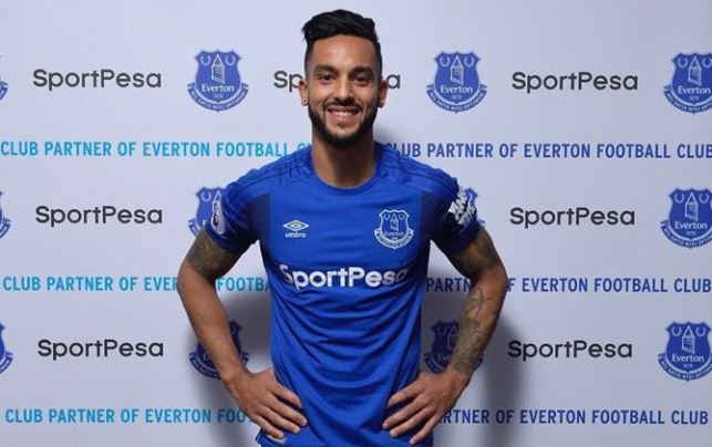 Ada Rooney di Balik Kepindahan Walcott ke Everton