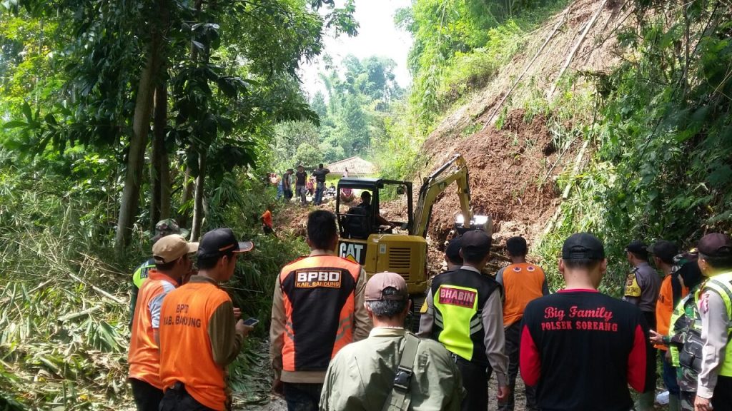 Alat Berat Mulai Bersihkan Material Longsor di Jalan Cilame-Cililin