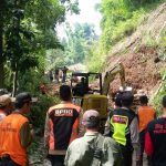 Alat Berat Mulai Bersihkan Material Longsor di Jalan Cilame-Cililin