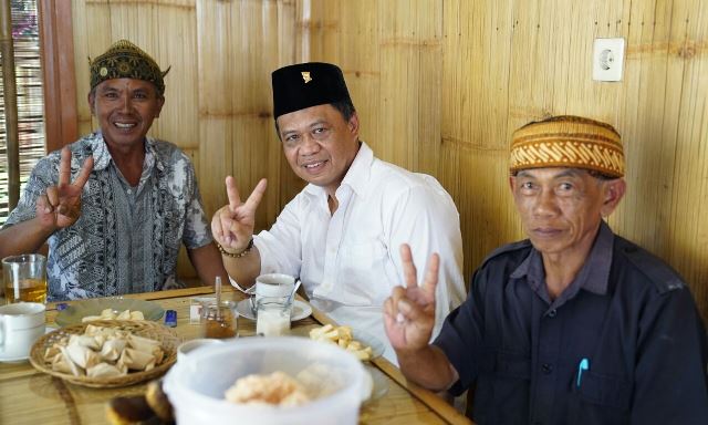 Peduli Ekonomi Rakyat, Kang Anton Dapat Dukungan Masyarakat Kampung Naga Peduli Ekonomi Rakyat, Kang Anton Dapat Dukungan Masyarakat Kampung Naga