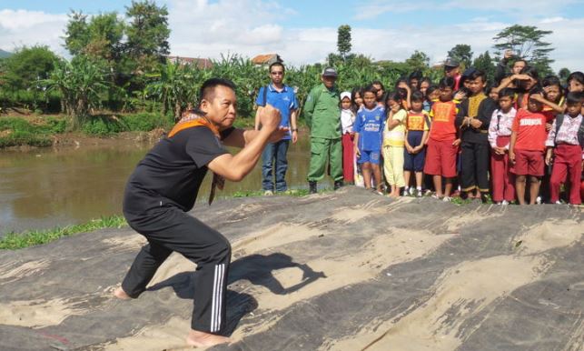 Kang Hasan Unjuk Jurus Pencak Silat