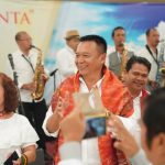 Didukung Komunitas Batak, Kang Hasan Dapat Kain Ulos