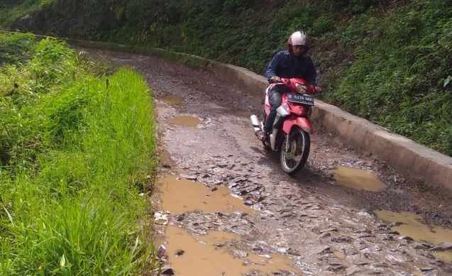 Jalan Desa Cilame Akan Segera Diperbaiki Jalan Desa Cilame Akan Segera Diperbaiki