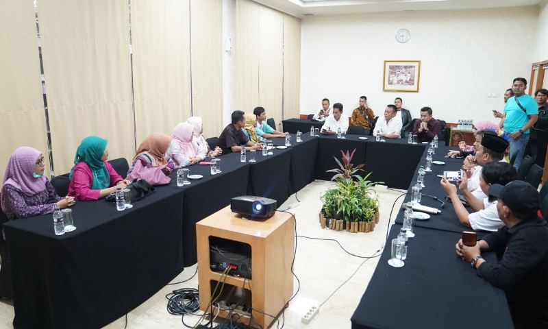 Bertemu Dengan Guru Honorer, Kang Hasan Siap Kawal Kebijakan Jokowi