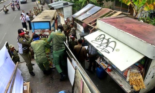Keberadaan PKL Masih Dibiarkan