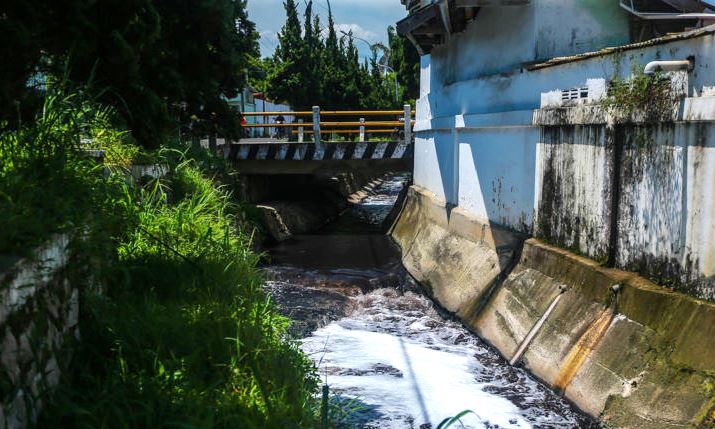 Buang Limbah, Pemkot Belum Bertindak