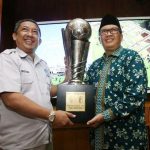 Tim U-15 Serahkan Piala Suratin