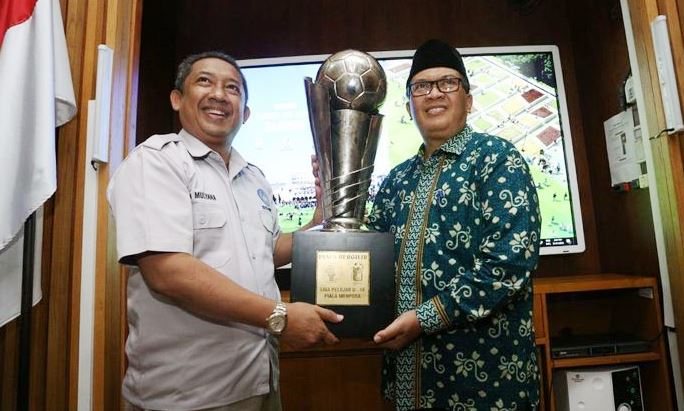 Tim U-15 Serahkan Piala Suratin