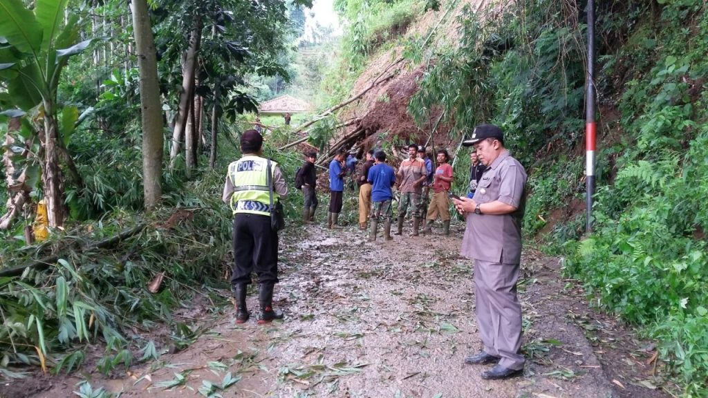 Longsor Putuskan Jalan Penghubung Cilame-Cililin Longsor Putuskan Jalan Penghubung Cilame-Cililin