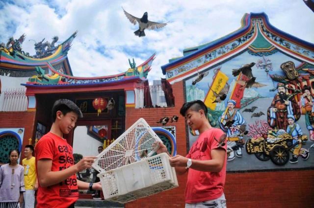 Tak Hanya Sebatas Bagi-bagi Angpau