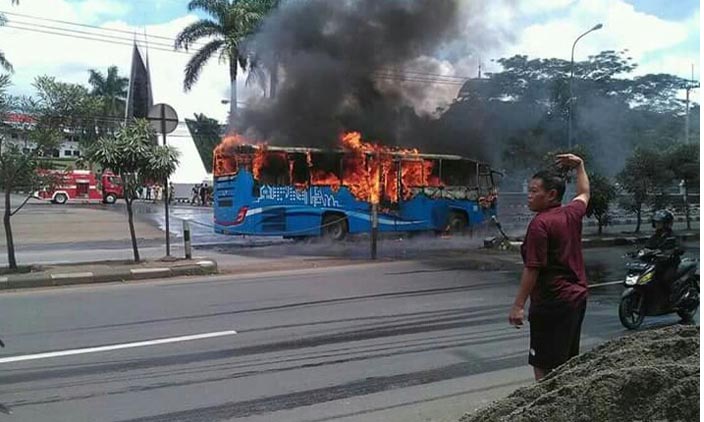 Bus Damri Terbakar di Depan Kampus IPDN Sumedang