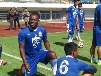 Raffi Terus Pantau Cedera Essien Raffi Terus Pantau Cedera Essien