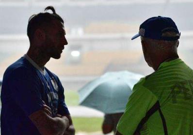 Hujan Hentikan Latihan Persib